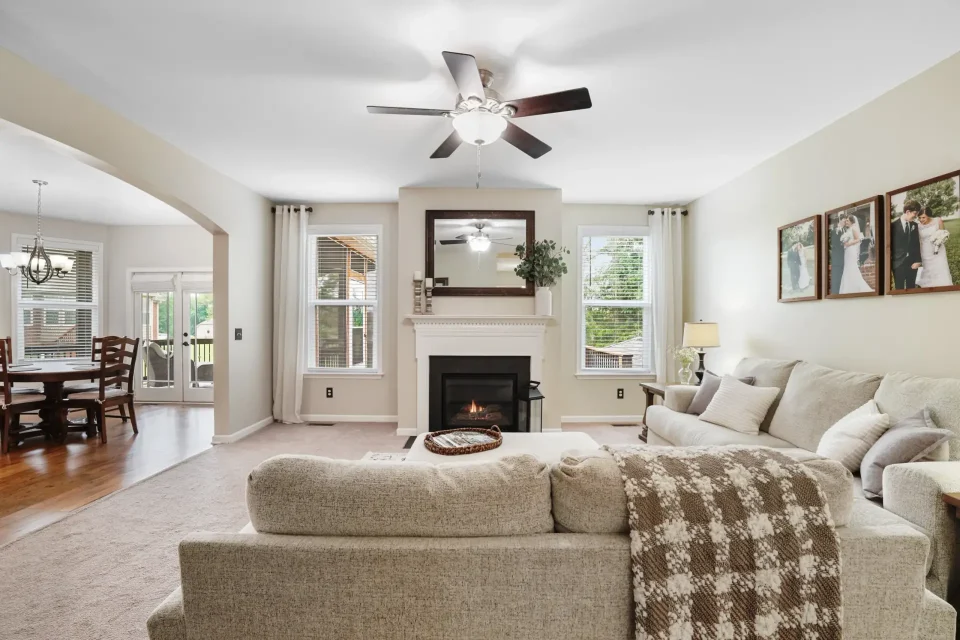 Bright and modern living room with neutral decor and natural light. real estate photography in Middle Tennessee